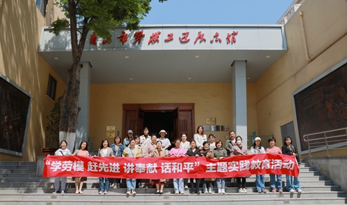 工人文化宮合影.jpg
